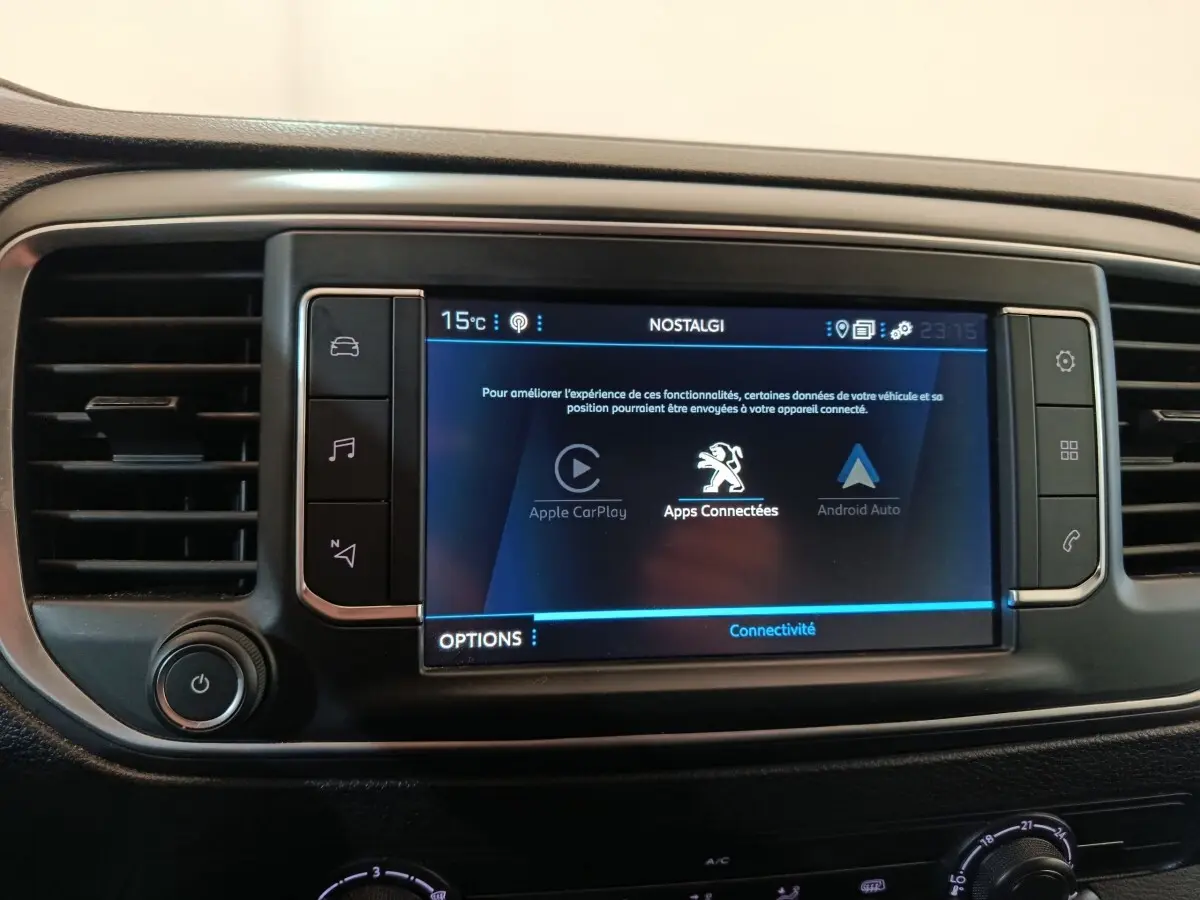 Écran tactile central du tableau de bord du Peugeot Expert Fourgon blanc, affichant les options Apple CarPlay et Android Auto.