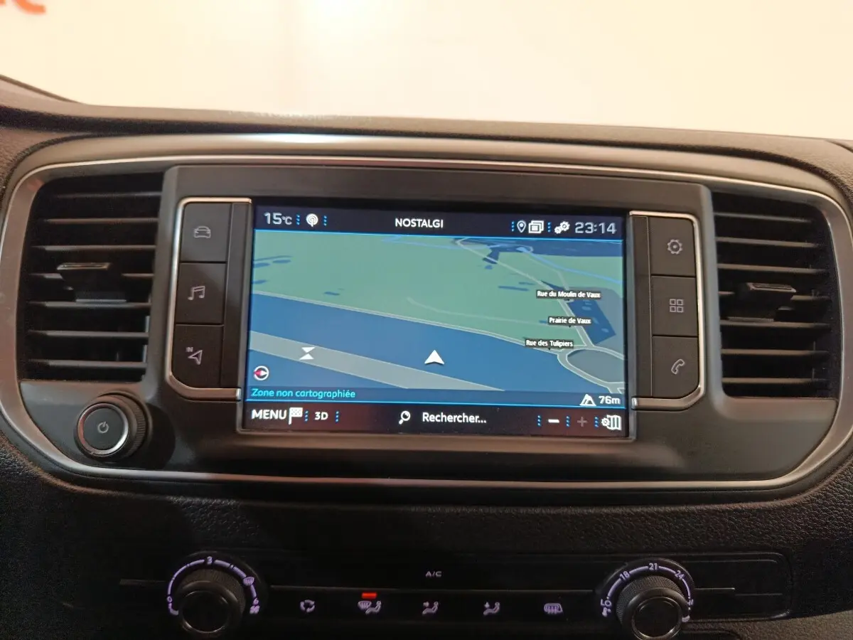 Vue rapprochée de l’écran tactile central du tableau de bord du Peugeot Expert Fourgon blanc, affichant la navigation GPS.