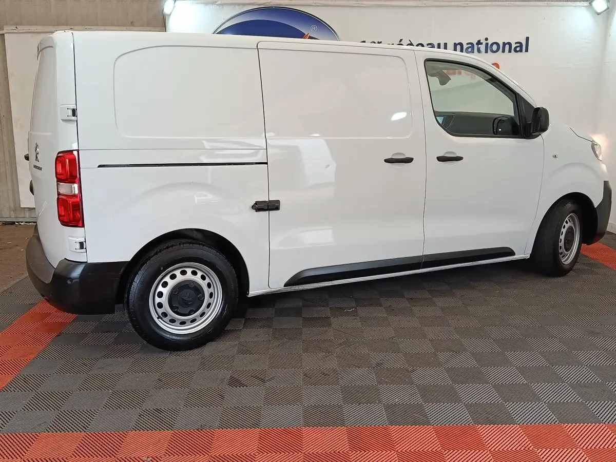 Vue latérale droite d'un Peugeot Expert Fourgon blanc, version Taille M, avec portes latérales pleines et jantes acier.