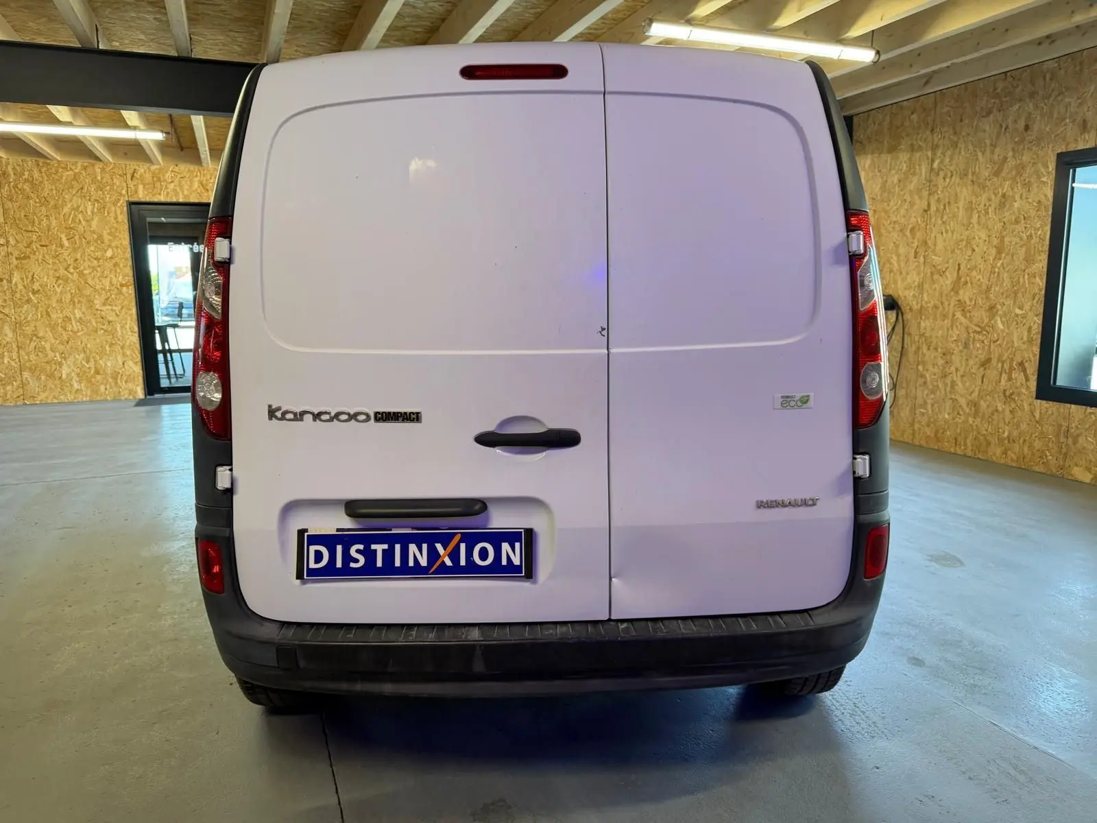 Vue arrière d’un Renault Kangoo Compact blanc de 2011 avec portes battantes et logo Eco2 visible.