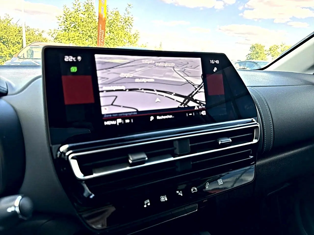 Vue intérieure du tableau de bord du Citroën C5 Aircross 2025 avec écran tactile GPS et commandes tactiles noires.