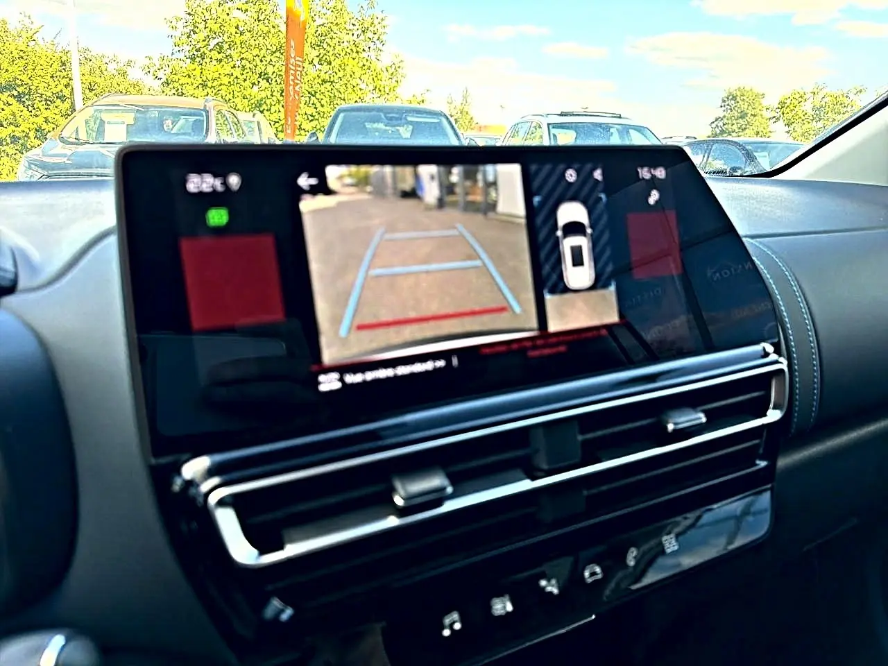 Vue intérieure du tableau de bord du Citroën C5 Aircross blanc 2025, écran tactile affichant la caméra de recul.
