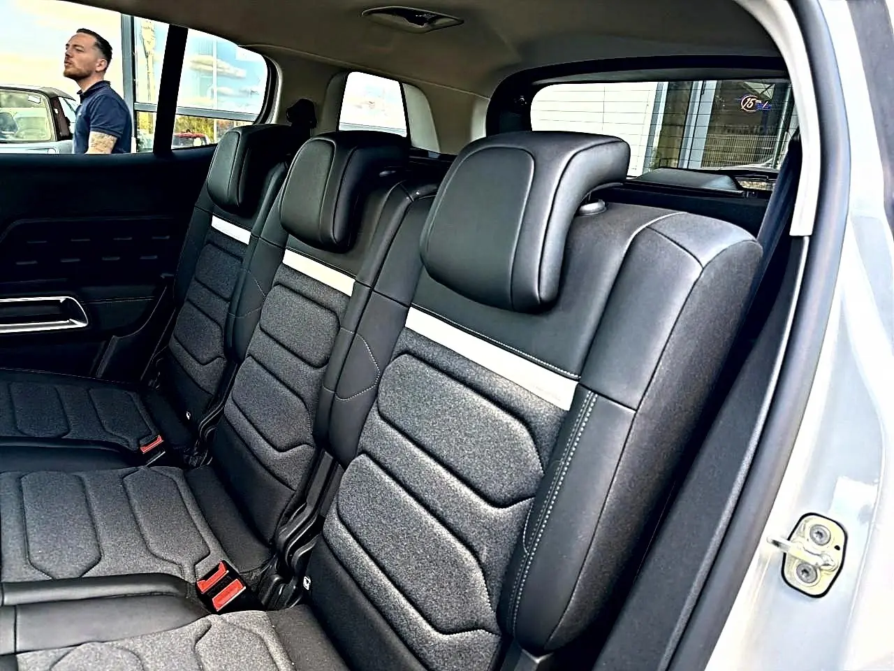 Vue intérieure côté droit sur la deuxième rangée de sièges individuels noirs et gris du Citroën C5 Aircross blanc 2025.