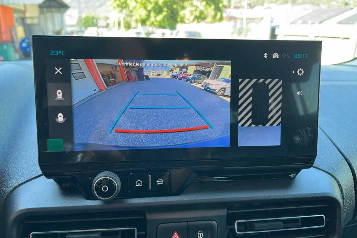 Écran central du Citroën Berlingo gris Artense montrant la caméra de recul avec guidage de trajectoire.