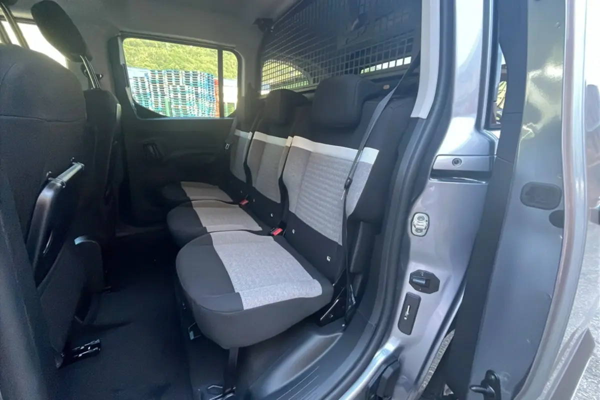 Vue intérieure côté droit des trois sièges arrière indépendants gris et noirs du Citroën Berlingo gris Artense 2026.