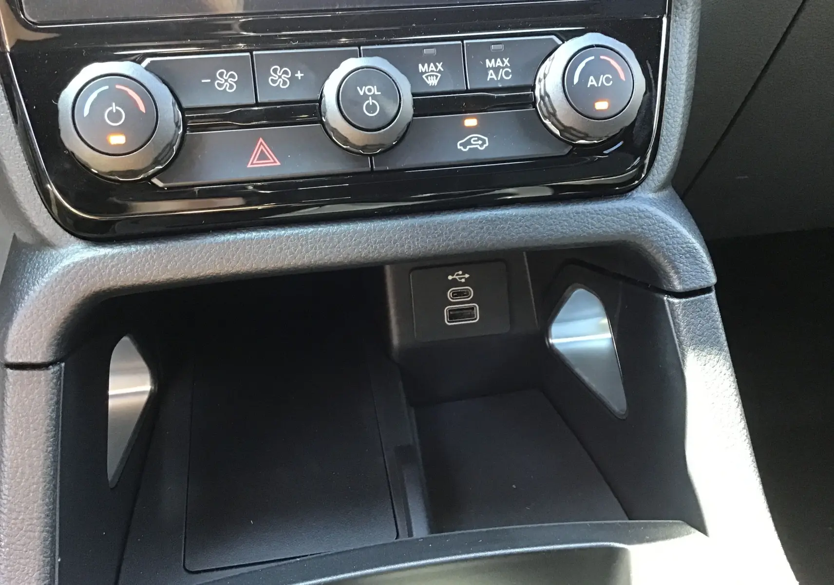 Vue rapprochée de la console centrale du Ford Ranger Wildtrak gris carbone, montrant les commandes climatisation et ports USB.