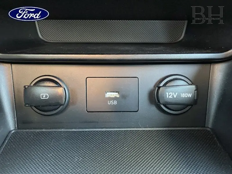 Gros plan sur la prise USB et les prises 12V du tableau de bord, intérieur noir, Hyundai Kona hybride 2022.