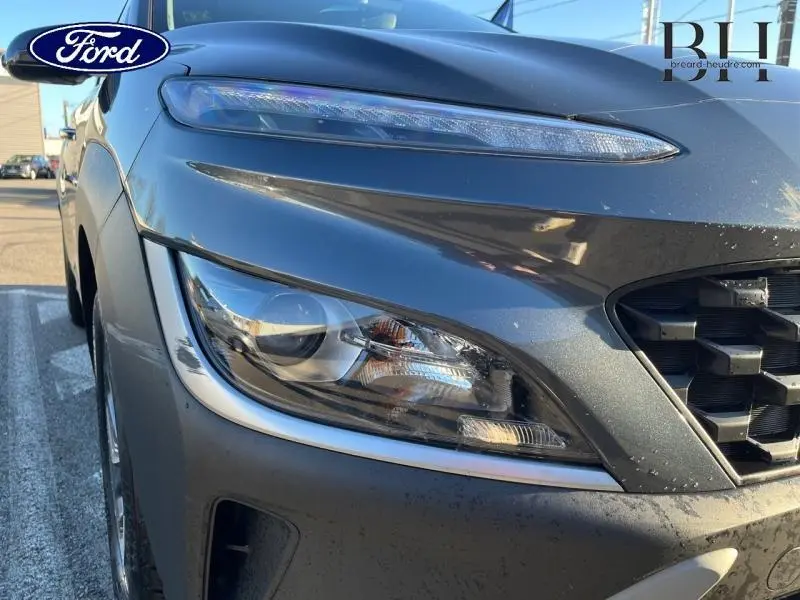 Gros plan sur le phare avant gauche d'une Hyundai Kona 2022 Dark Knight Métal, mettant en valeur la calandre et la finition métallique.