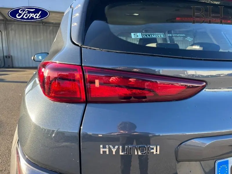 Gros plan sur le feu arrière gauche d’une Hyundai Kona 2022 Dark Knight Métal, avec logo Hyundai visible sur le hayon.