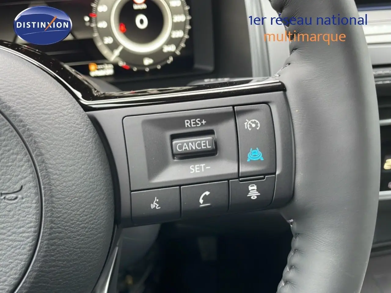 Gros plan sur la partie droite du volant cuir noir du Nissan Qashqai 2025 avec commandes de régulateur et assistance.