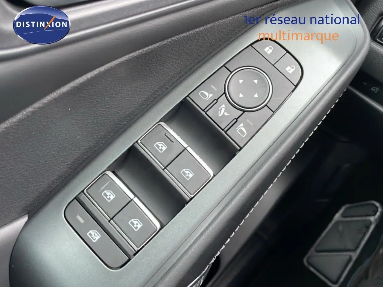 Gros plan sur la commande des vitres et rétroviseurs côté gauche d’un Nissan Qashqai noir perle métal 2025.