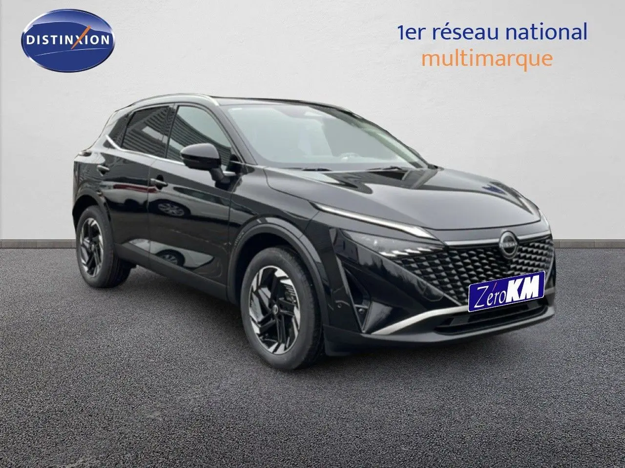 Nissan Qashqai 2025 noir perle métal en 3/4 avant droit, avec calandre distinctive et jantes modernes.