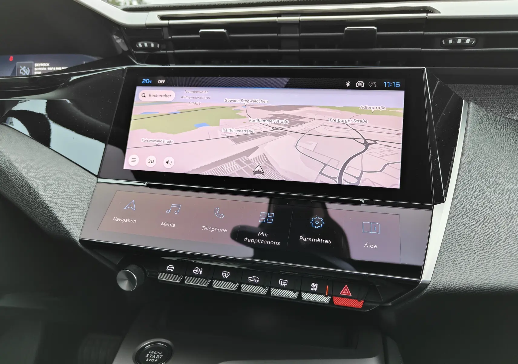 Vue rapprochée de l’écran tactile central noir du tableau de bord de la Peugeot 308 PureTech 130 Allure Pack 2023.