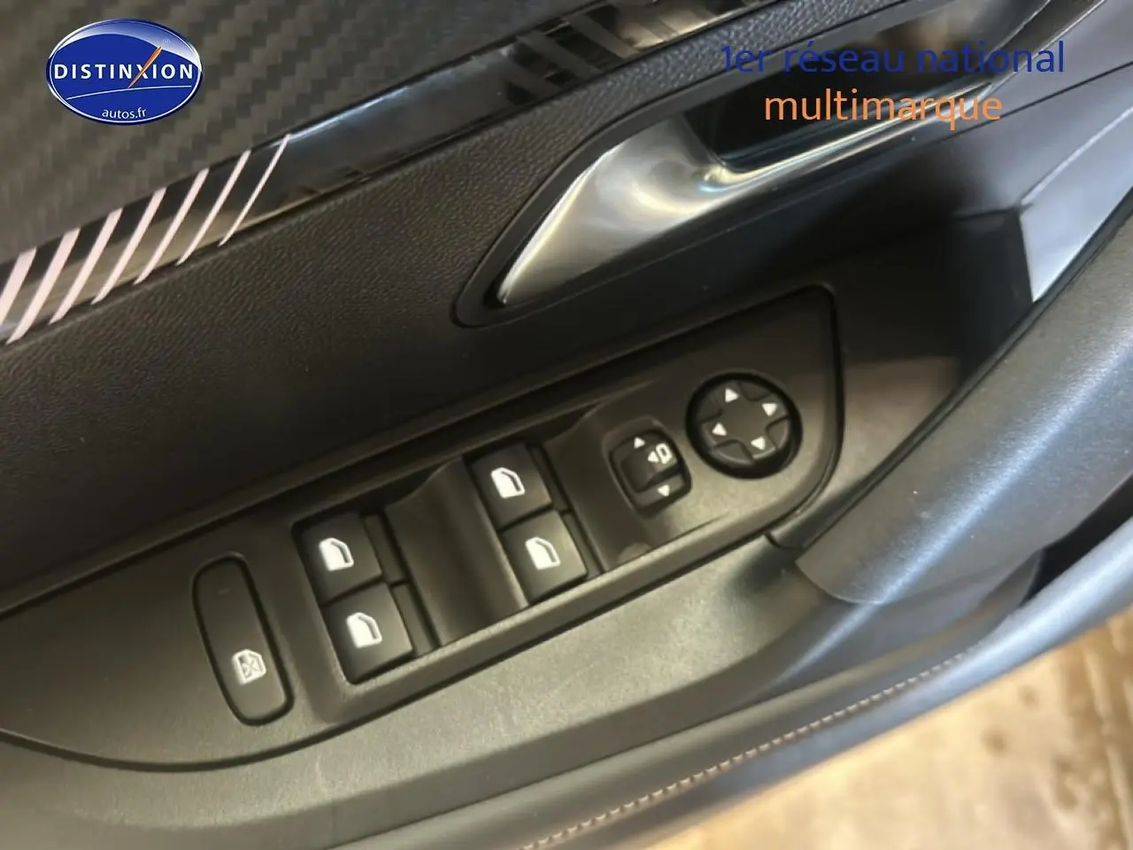 Détail des commandes des vitres et rétroviseurs côté conducteur d'une Peugeot 2008 gris Artense, intérieur noir.
