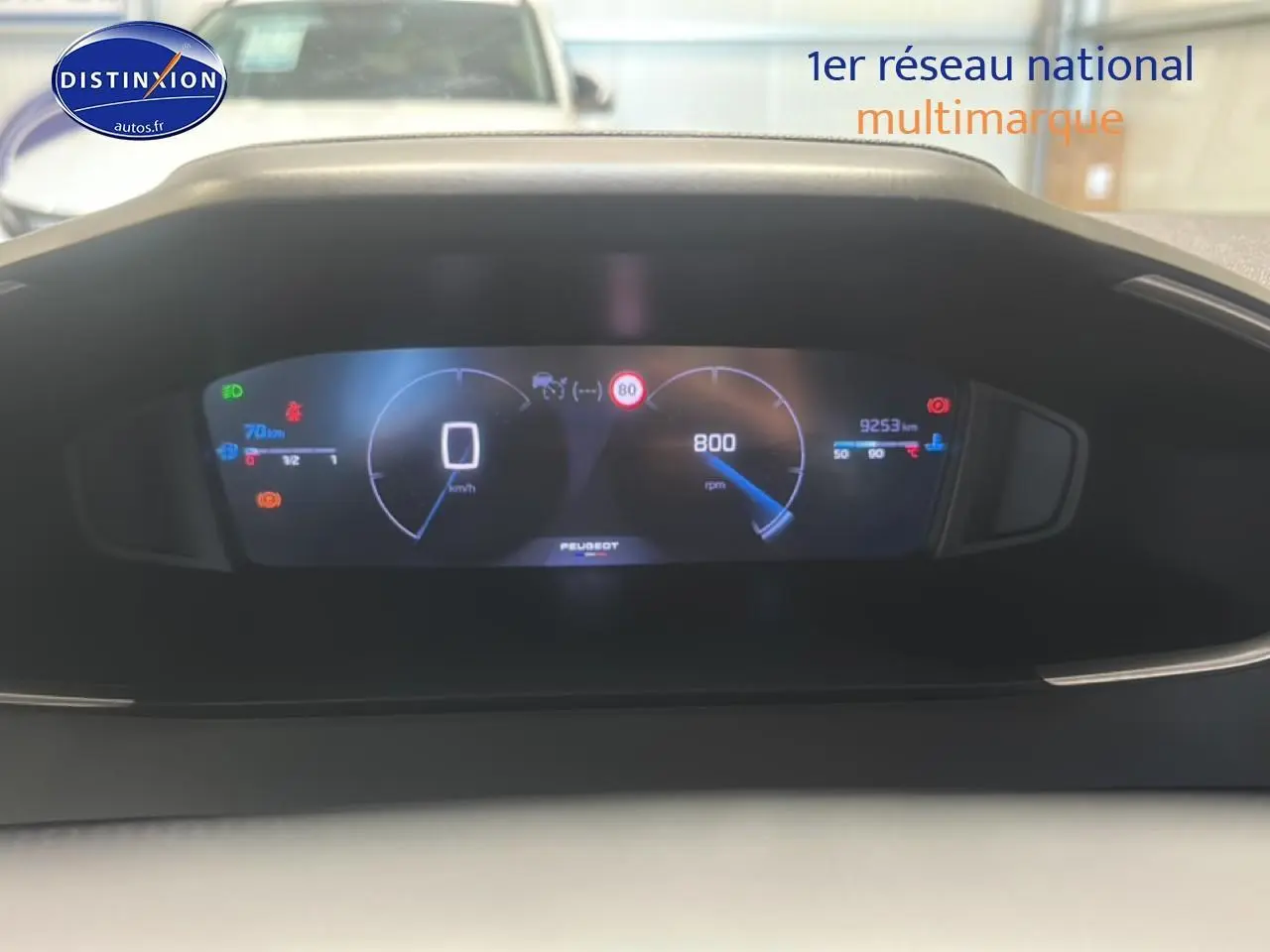 Tableau de bord numérique du Peugeot 2008 2025, affichage digital clair avec compte-tours et vitesse à 0 km/h.
