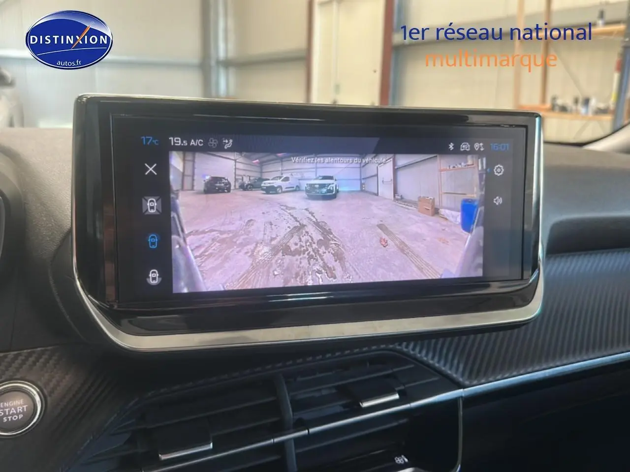 Écran tactile intérieur du Peugeot 2008 1.2 100 Allure montrant la caméra de recul en fonctionnement.