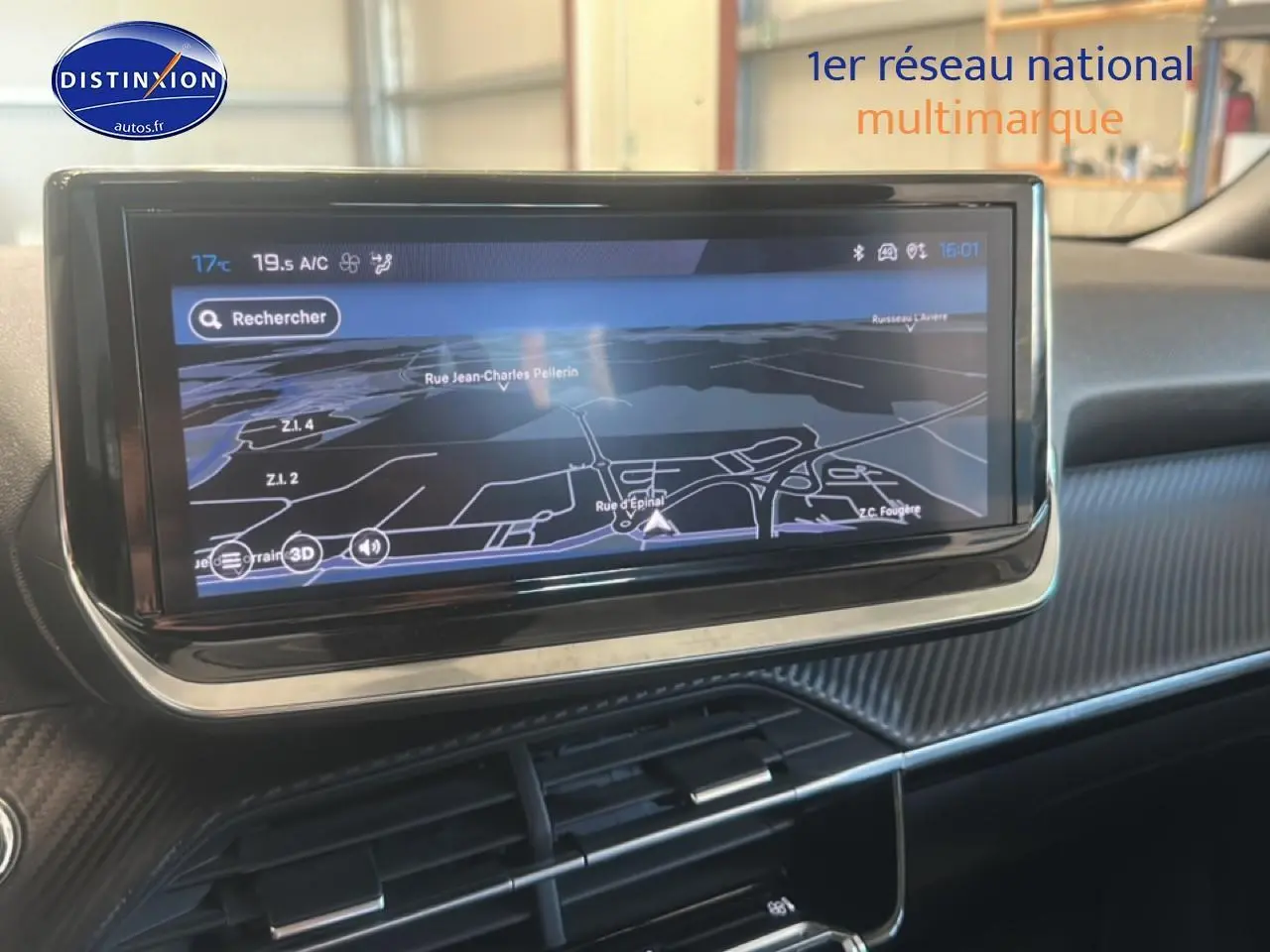 Écran tactile central affichant la navigation dans l’habitacle noir du Peugeot 2008 gris Artense, vue de face.