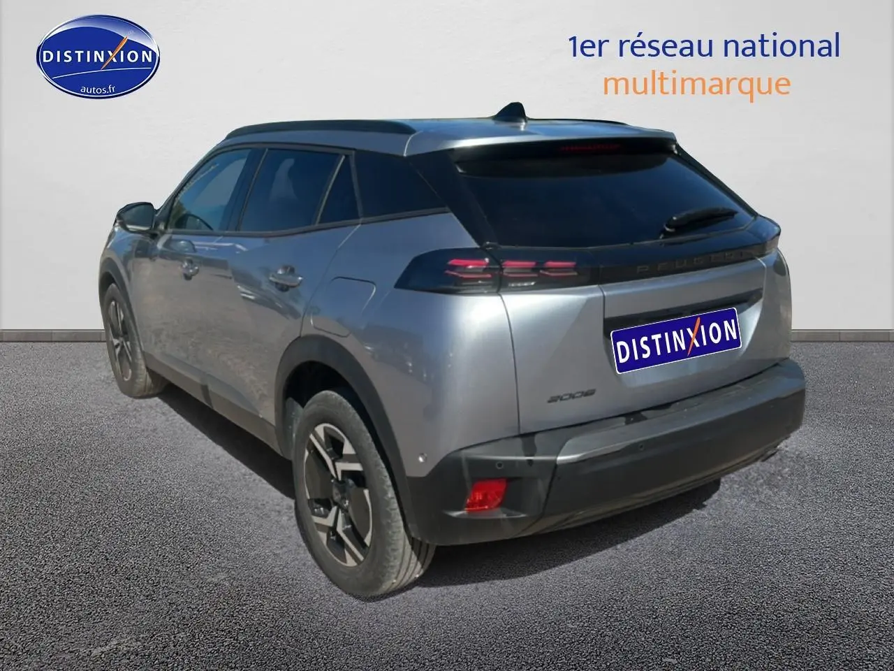Peugeot 2008 gris Artense en 3/4 arrière droit, avec vitres arrière teintées et jantes alu noires.