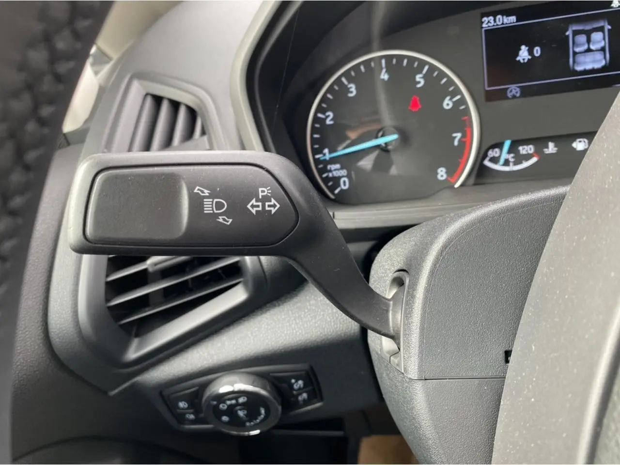Gros plan sur la manette de clignotants à gauche du volant du Ford EcoSport 2022, tableau de bord en arrière-plan.