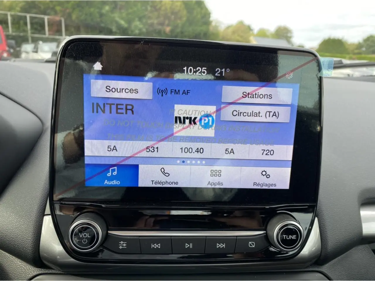 Écran tactile central du Ford EcoSport 2022 affichant la radio FM avec commandes audio en vue rapprochée intérieure.