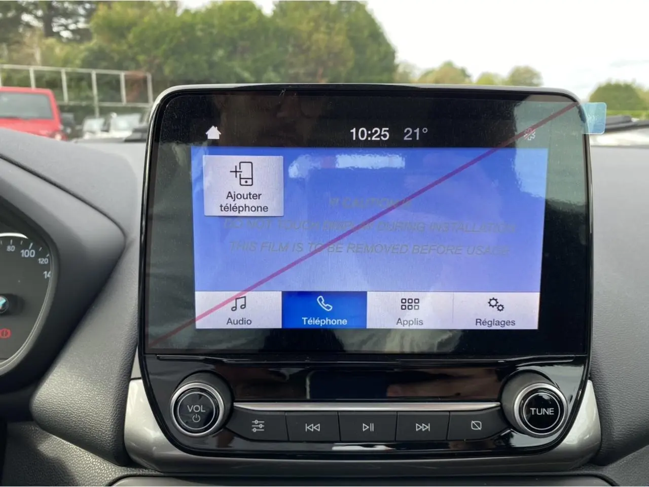 Écran tactile central du Ford EcoSport 2022 affichant le menu téléphone, avec commandes audio en dessous.