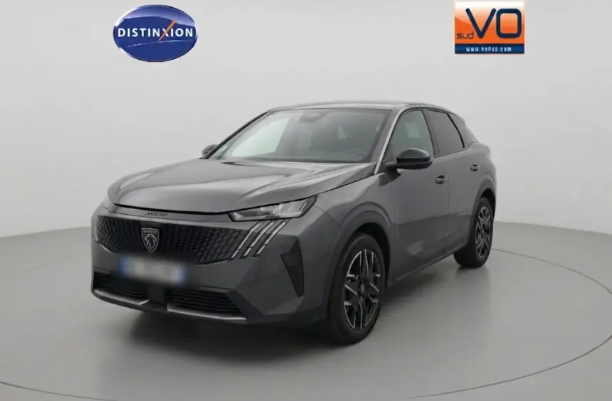 Vue 3/4 avant d’un Peugeot 3008 Hybrid gris foncé avec jantes alliage 19 pouces dans un studio blanc.