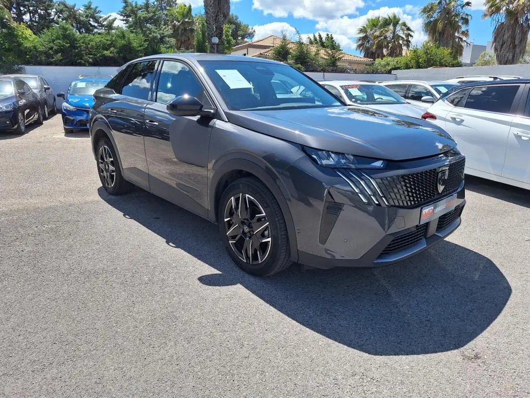 Peugeot 3008 Hybrid gris foncé en 3/4 avant droit, avec jantes alliage 19 pouces et calandre distinctive.