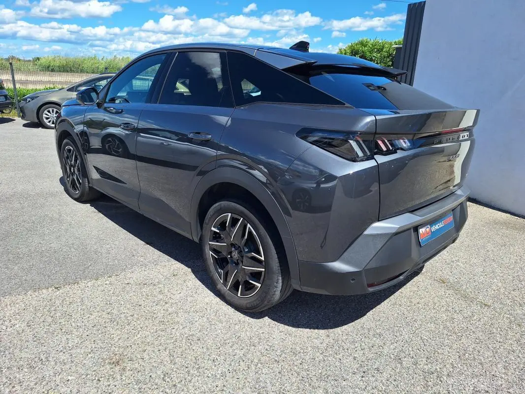 Peugeot 3008 Hybrid gris foncé en 3/4 arrière droit, avec jantes alliage 19 pouces et feux arrière distinctifs.