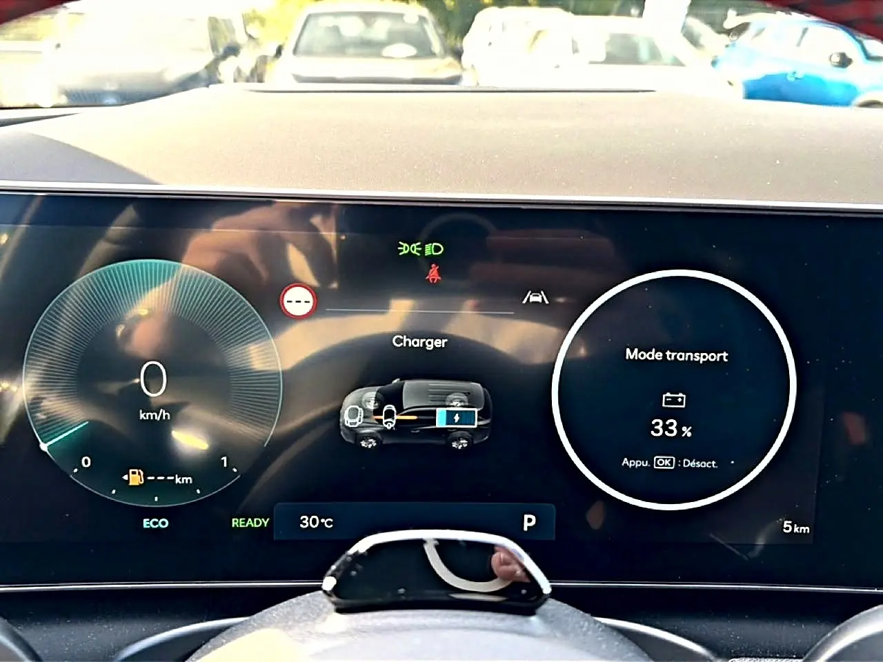 Tableau de bord numérique du Hyundai Tucson gris shadow 2026, affichant la recharge et mode transport.