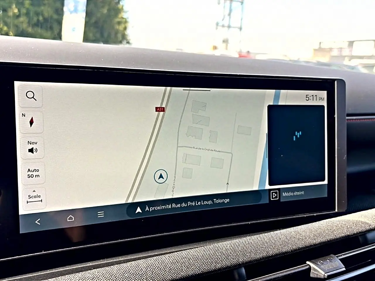 Écran tactile intérieur du Hyundai Tucson 2026, affichant la navigation avec carte et interface moderne.