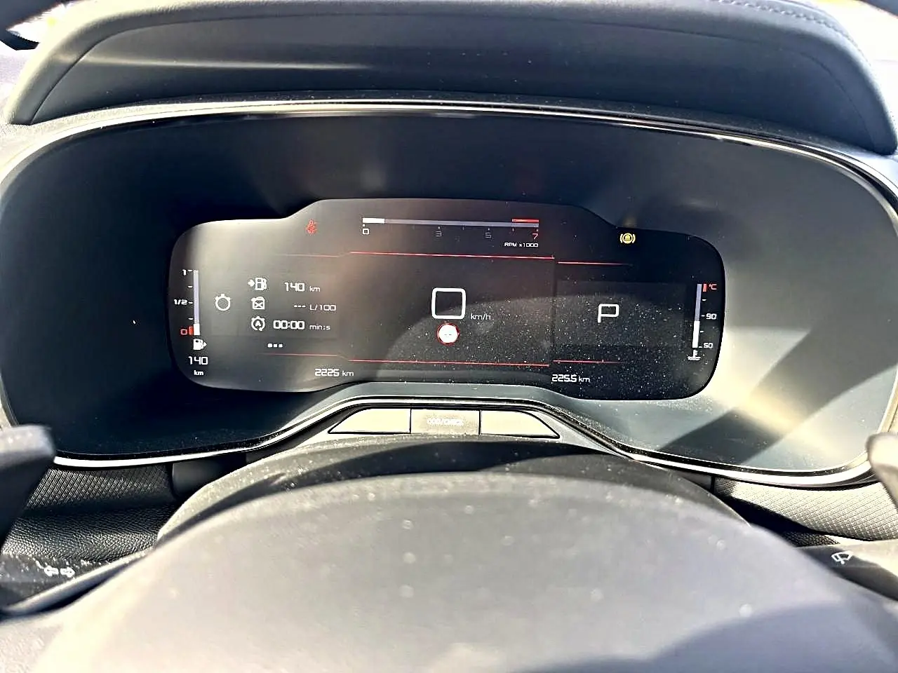 Vue rapprochée du tableau de bord numérique de la Citroën C5 Aircross 2025, affichage moderne et épuré.