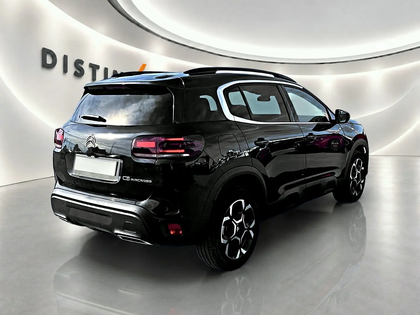 Citroën C5 Aircross noir vue 3/4 arrière droit, jantes alu distinctives et vitres arrière teintées.