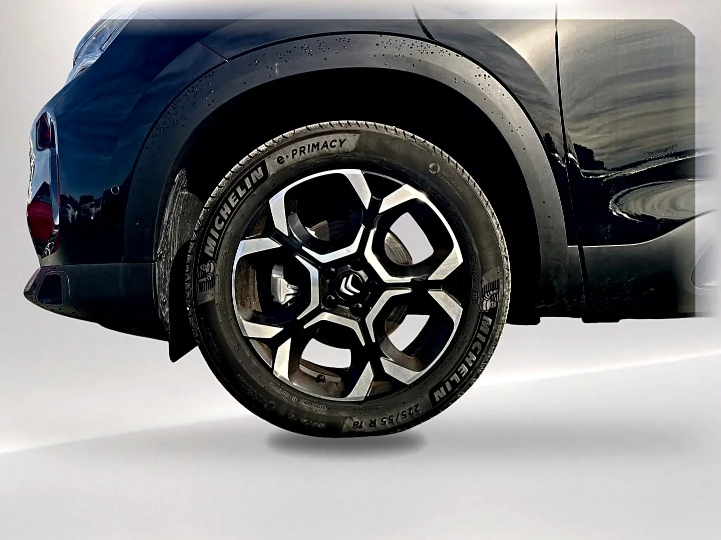 Gros plan sur la roue avant gauche noire d’un Citroën C5 Aircross 2025 avec jante alu bicolore et pneu Michelin.