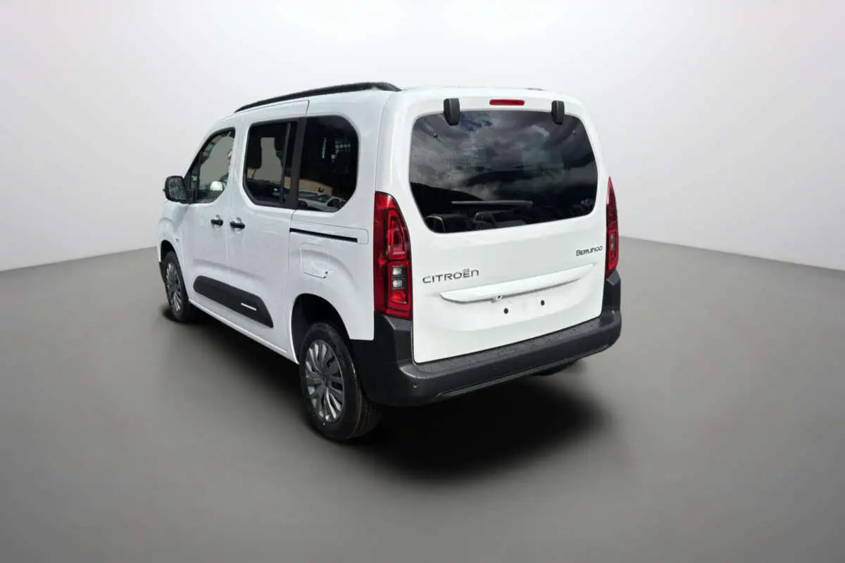 Vue 3/4 arrière droite du Citroën Berlingo Kaolin white avec vitres surteintées et barres de toit noires.