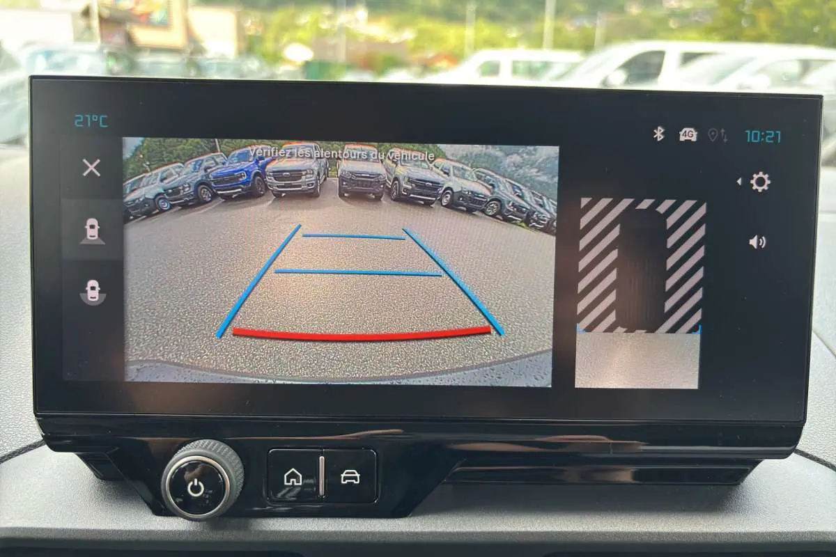 Écran tactile intérieur montrant la caméra de recul du Citroën Berlingo Kaolin white, vue arrière avec lignes de guidage.