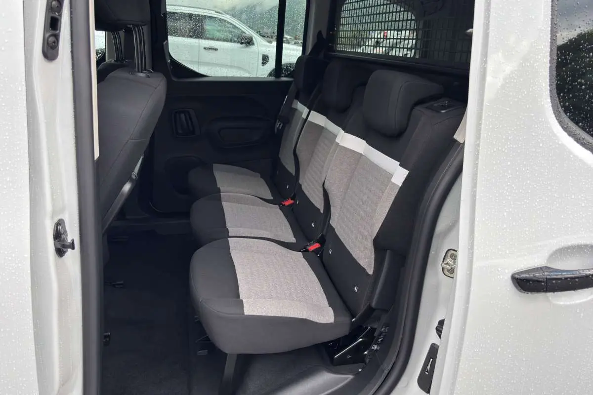 Vue latérale intérieure montrant les trois sièges arrière indépendants gris et noirs du Citroën Berlingo Kaolin White 2026.