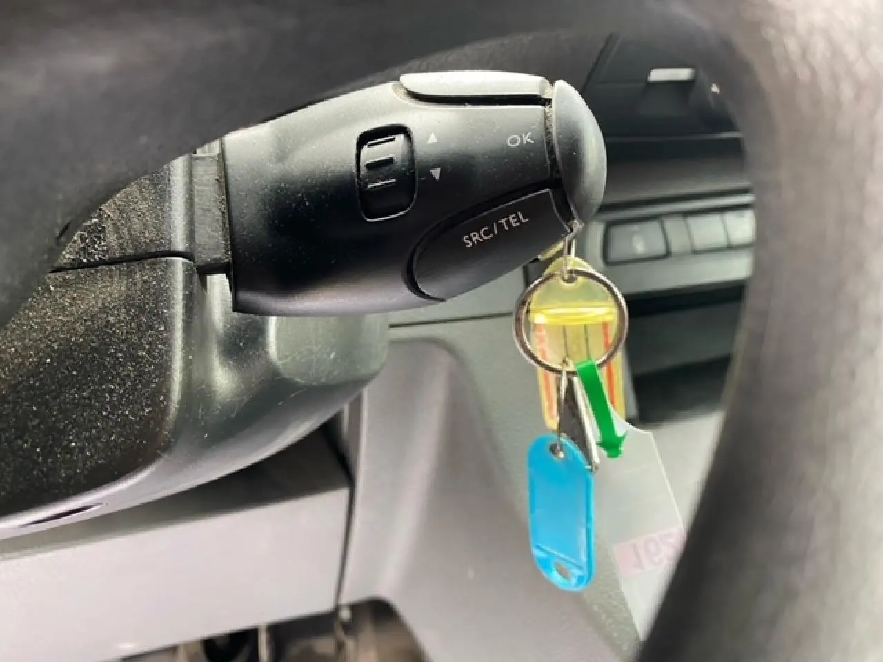 Gros plan sur la commande au volant du Citroën Jumpy 2019 avec clés suspendues, intérieur gris et boutons SRC/TEL visibles.