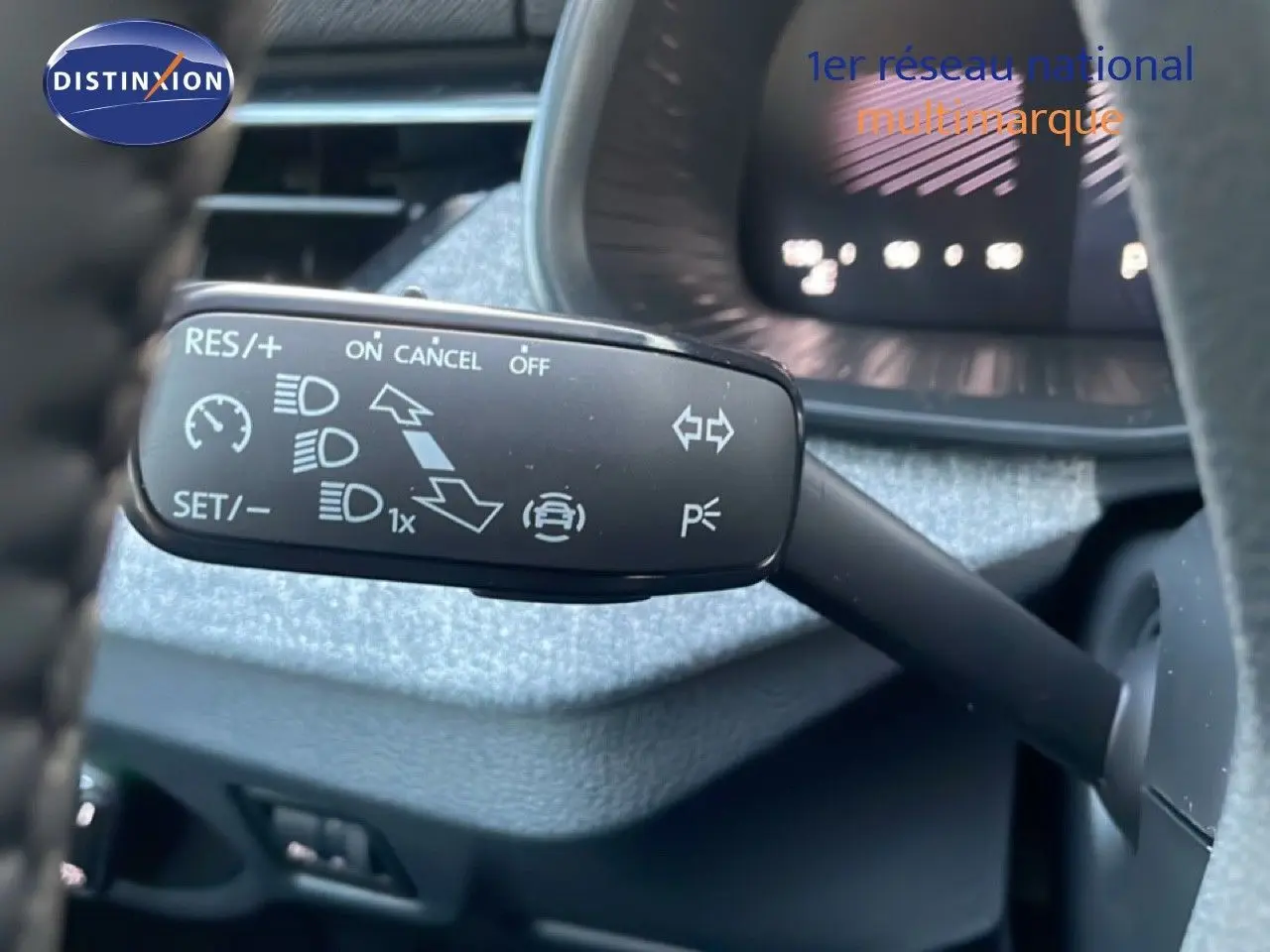 Gros plan sur la commande de régulateur de vitesse du Skoda Kamiq 2025 gris argent métal, intérieur gris-noir.