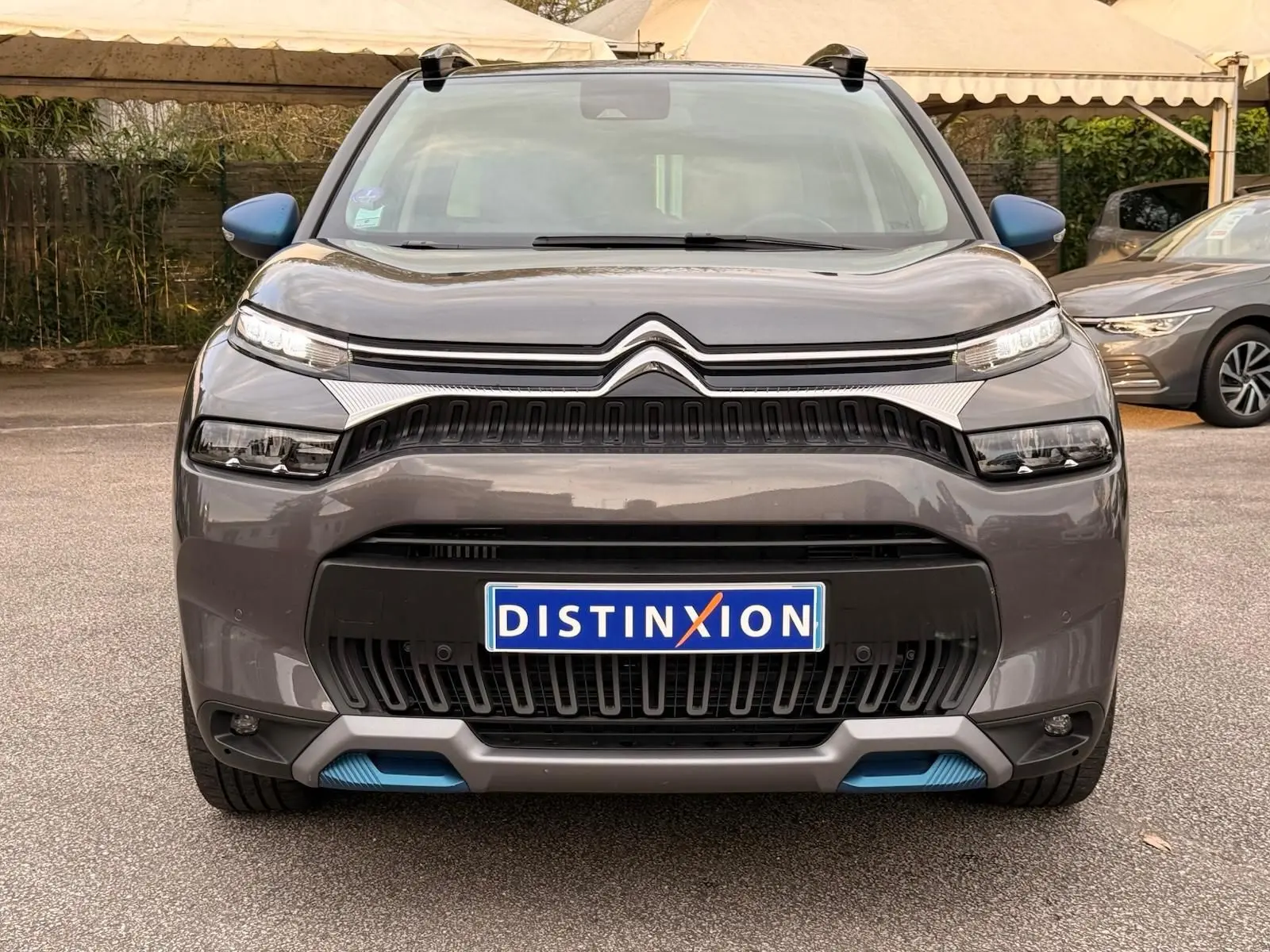 Vue frontale d'un Citroën C3 Aircross gris platinium 2022 avec calandre noire et détails bleus sur le pare-chocs.