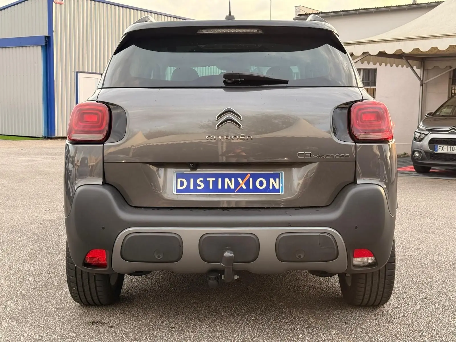 Vue arrière d'une Citroën C3 Aircross gris platinium 2022 avec attelage et feux arrière LED distinctifs.