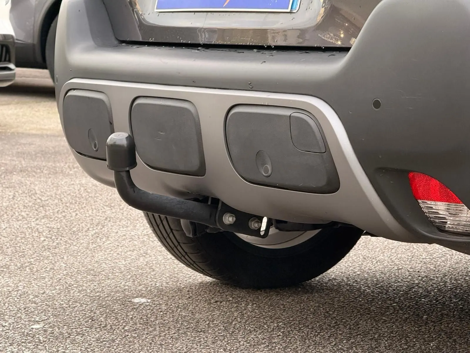 Vue rapprochée du pare-chocs arrière gris platinium d'une Citroën C3 Aircross 2022 avec attelage visible.