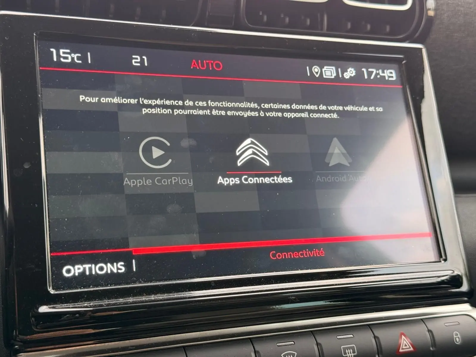 Écran tactile central de la Citroën C3 Aircross gris platinium, affichant les options de connectivité et Apple CarPlay.