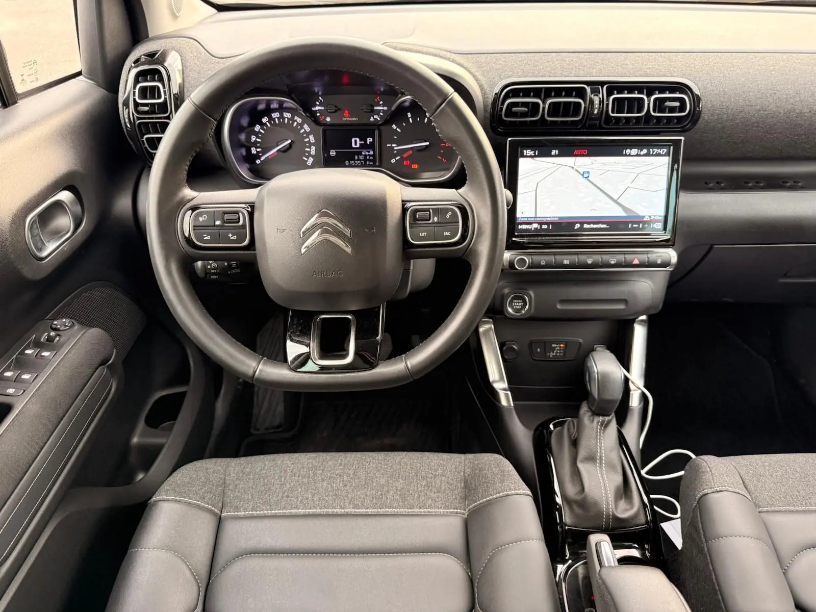 Vue intérieure centrée sur le volant et tableau de bord du Citroën C3 Aircross 2022, avec écran tactile et sellerie grise.