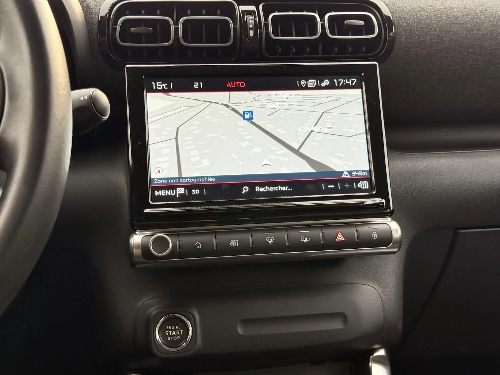 Vue intérieure centrée sur l’écran tactile du système de navigation et la console centrale d’une Citroën C3 Aircross 2022.