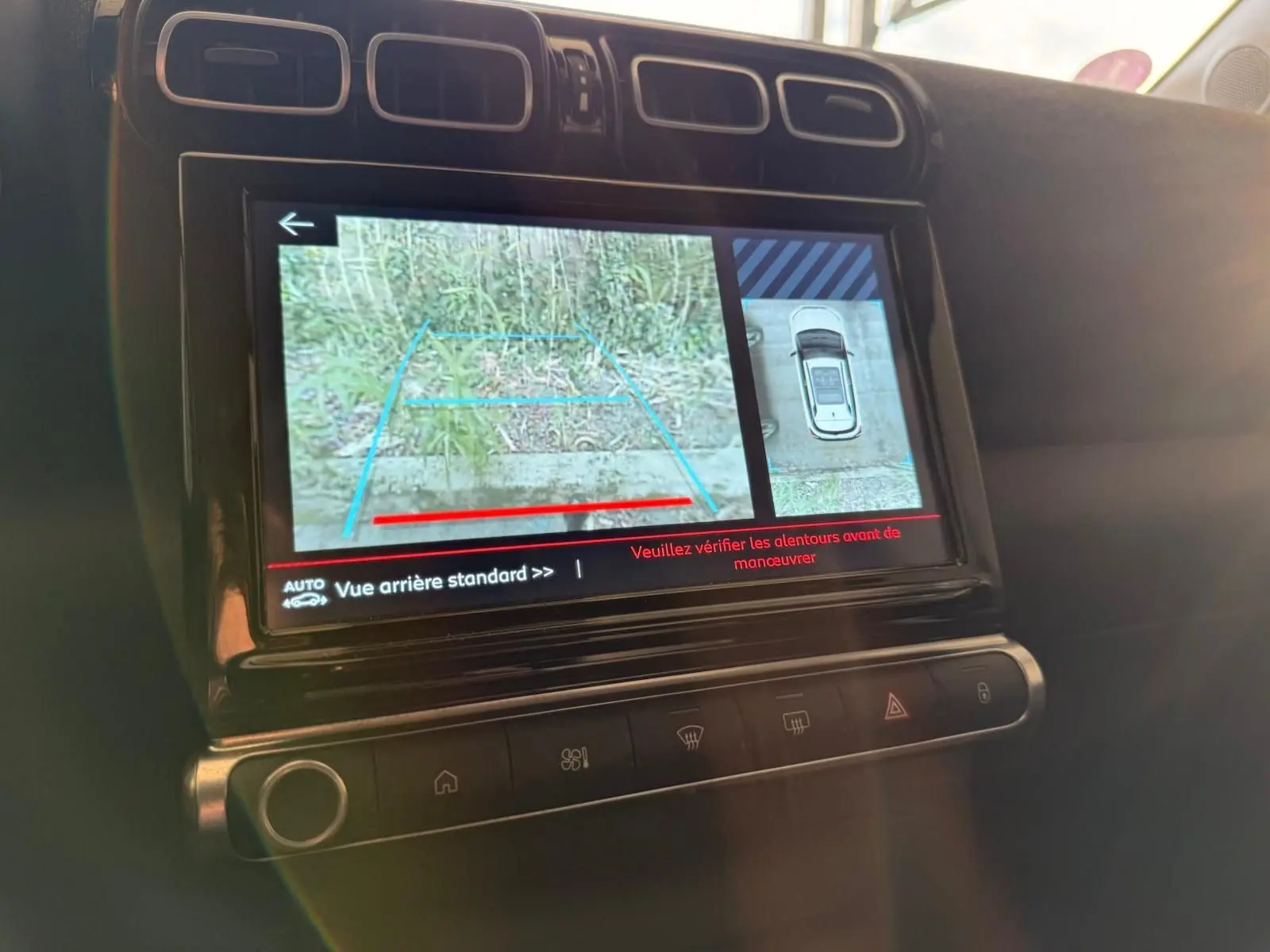 Écran tactile intérieur du Citroën C3 Aircross gris platinium montrant la caméra de recul avec vue arrière et vue 360° du véhicule.