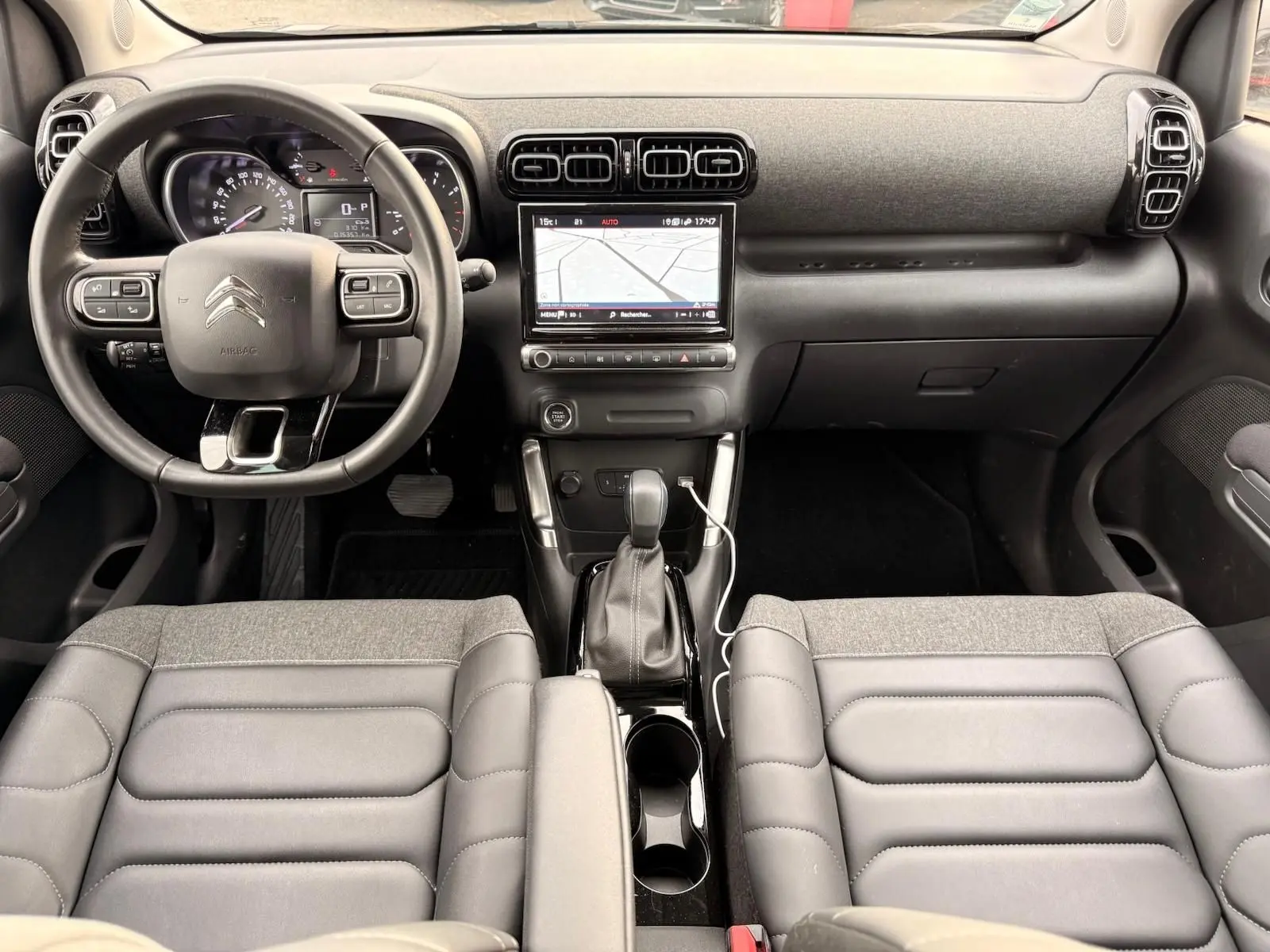 Vue intérieure frontale du Citroën C3 Aircross gris platinium 2022, avec tableau de bord moderne et écran tactile central.