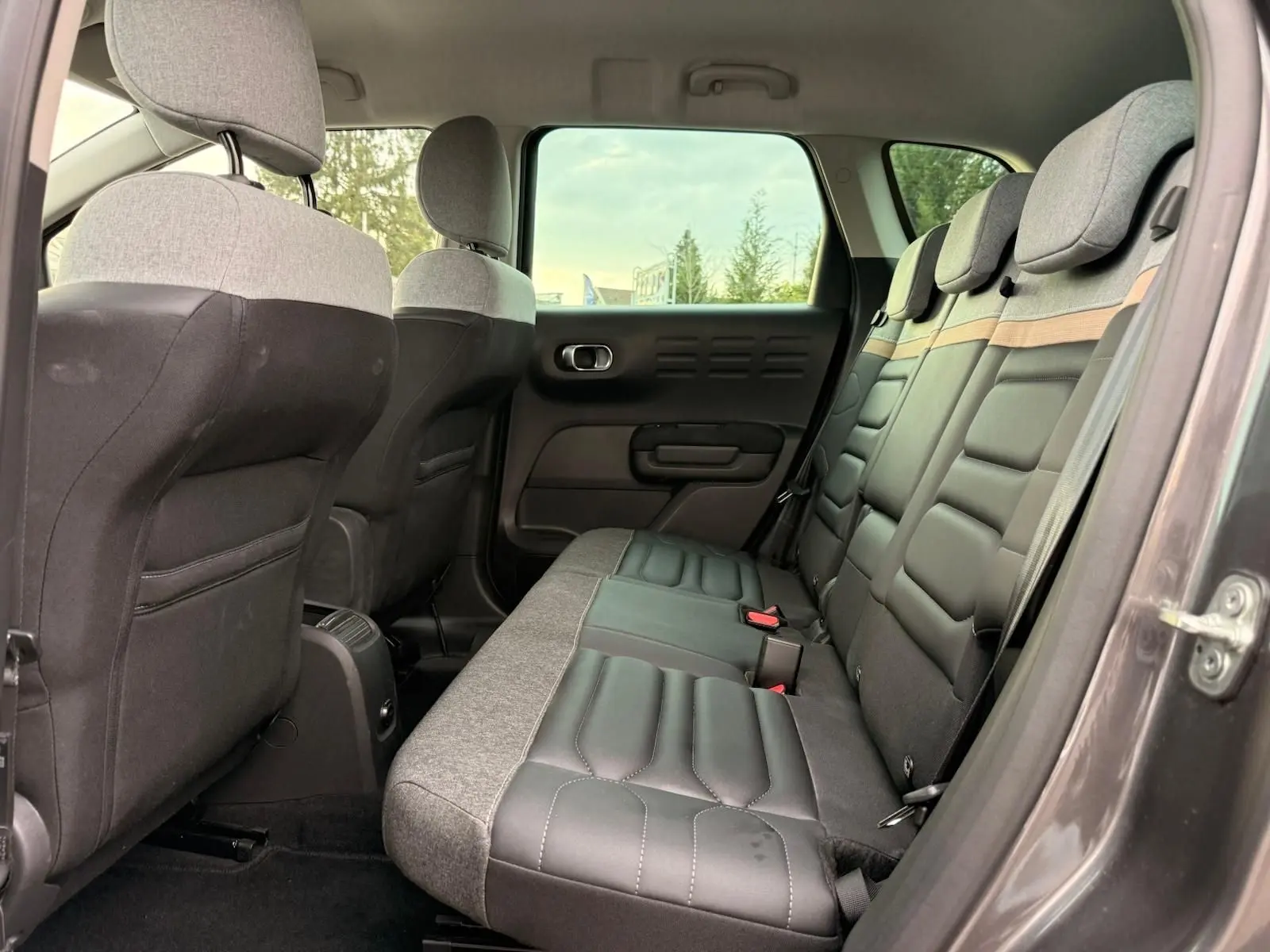 Vue intérieure côté droit des sièges arrière bi-matière gris clair et noir du Citroën C3 Aircross gris platinium 2022.