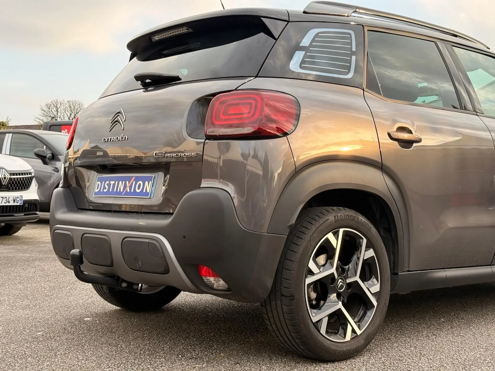 Vue 3/4 arrière droite d’un Citroën C3 Aircross gris platinium avec jantes alliage et feux arrière LED distinctifs.