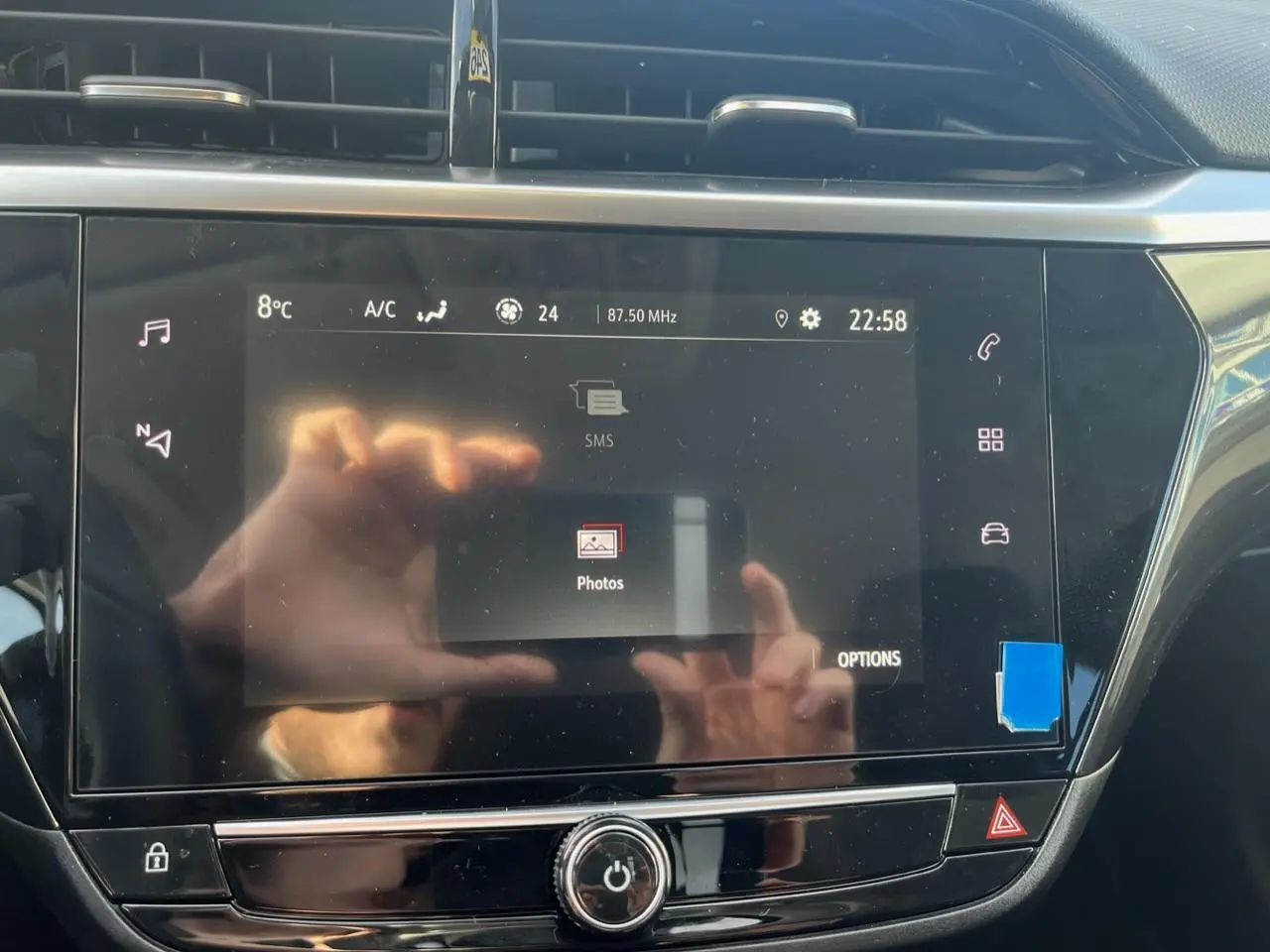 Écran tactile central de l’Opel Corsa 2022 affichant le menu photos, avec reflets et commandes tactiles visibles.