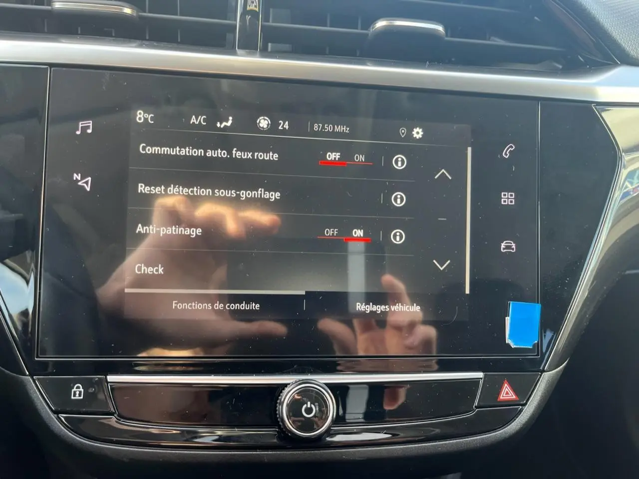 Vue rapprochée de l'écran digital 7 pouces de l'Opel Corsa blanche 2022 affichant les réglages du véhicule.